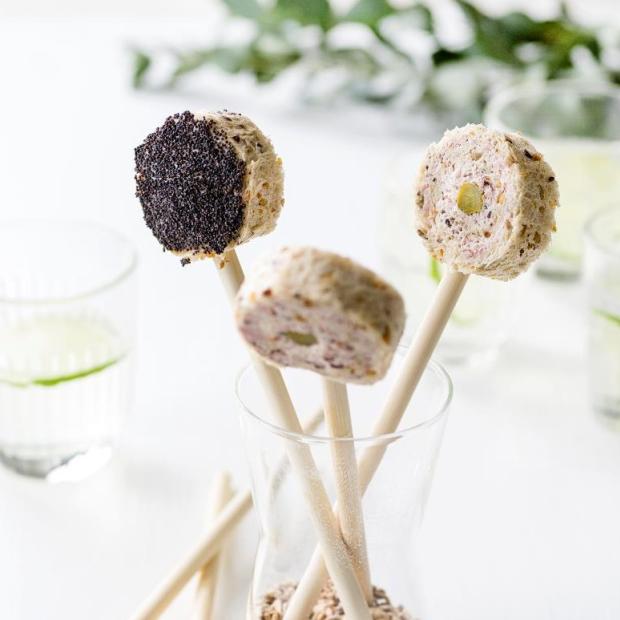 Sucette de pain à la mousse de jambon et à la truffe