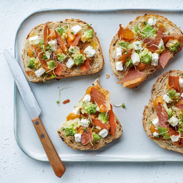 Tartine à la crème de patates douces et au chou romanesco