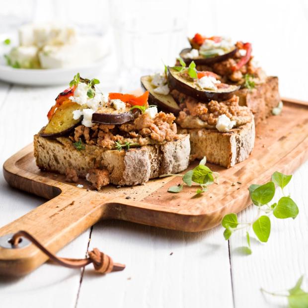 Toast à l'agneau, à l'aubergine et à la feta