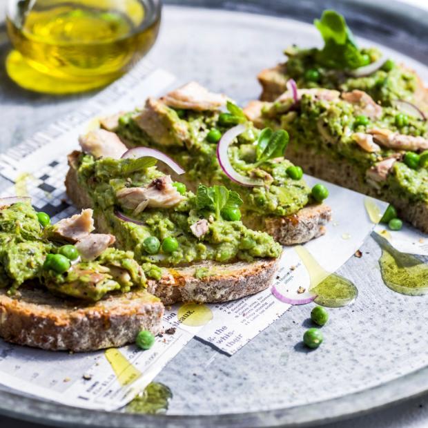 Toast met erwtenspread en makreel