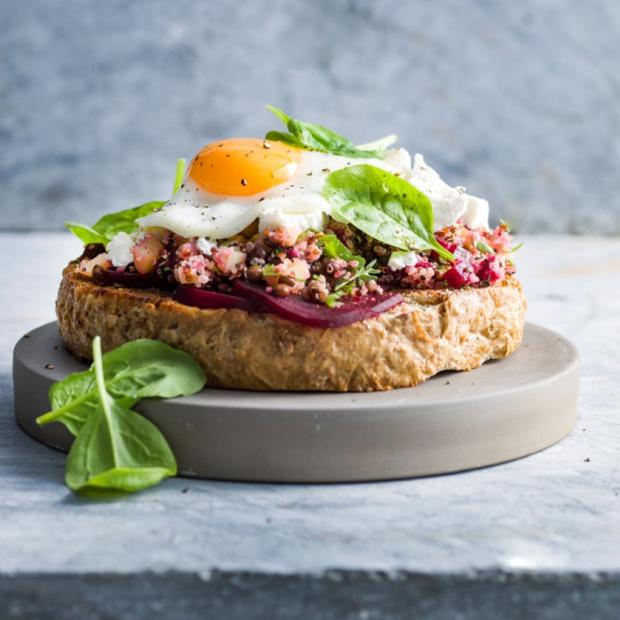 Toast végétarien aux betteraves et au quinoa